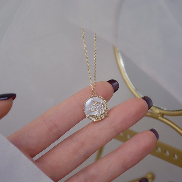 NEW 14K Gold Plated Shell Diamond Unicorn Horse Round Pendant Necklace - Picture 5 of 8